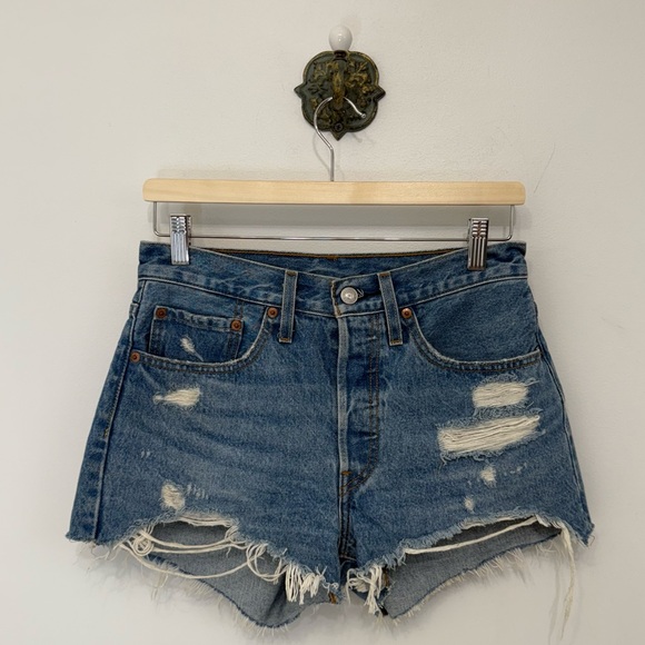 Levi’s 501 Original Jean Shorts Button Fly Distressed Frayed Women’s Size 26 - Picture 1 of 8